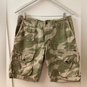 Men’s camouflage cargo shorts. Size M